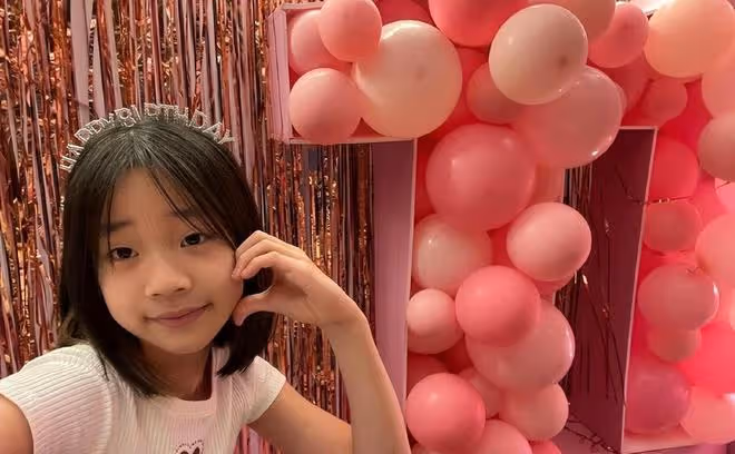 小S小女兒曬慶生照,11歲許老三越來越像媽媽,穿露腰裝打扮成熟