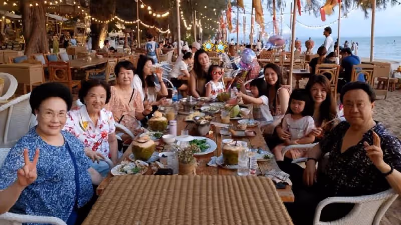 伊能靜帶公婆游泰國，媽媽姐姐等均同行，一行15人浩浩蕩蕩好熱鬧