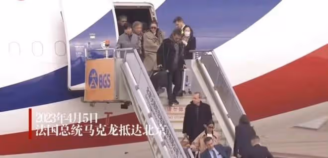 鞏俐夫婦坐法總統專機回國,看黃渤與馬克龍握手互動,笑出雙下巴