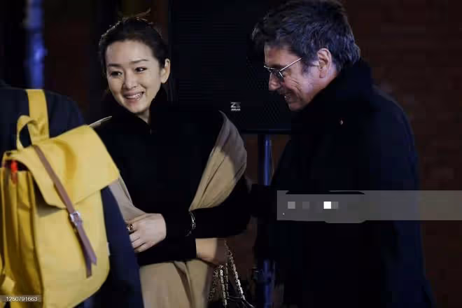 鞏俐夫婦坐法總統專機回國,看黃渤與馬克龍握手互動,笑出雙下巴
