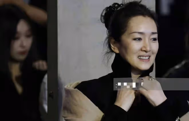 鞏俐夫婦坐法總統專機回國,看黃渤與馬克龍握手互動,笑出雙下巴
