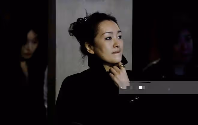 鞏俐夫婦坐法總統專機回國,看黃渤與馬克龍握手互動,笑出雙下巴