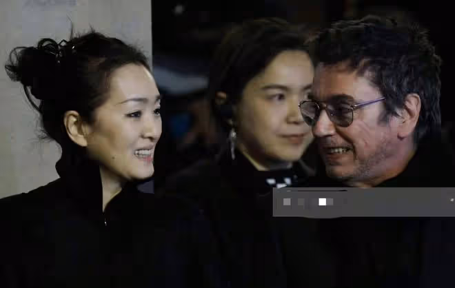 鞏俐夫婦坐法總統專機回國，看黃渤與馬克龍握手互動，笑出雙下巴