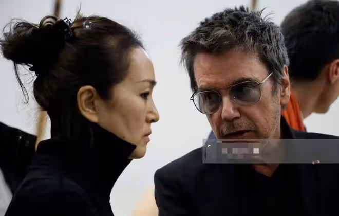 鞏俐夫婦坐法總統專機回國，看黃渤與馬克龍握手互動，笑出雙下巴