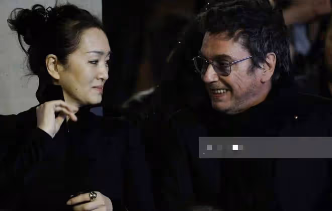 鞏俐夫婦坐法總統專機回國，看黃渤與馬克龍握手互動，笑出雙下巴