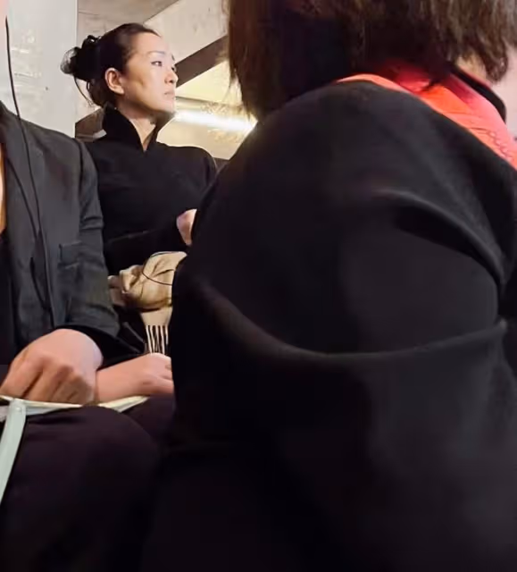 鞏俐夫婦坐法總統專機回國，看黃渤與馬克龍握手互動，笑出雙下巴