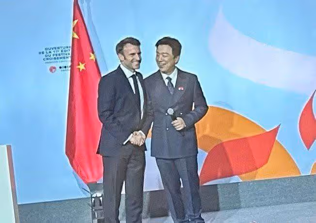 鞏俐夫婦坐法總統專機回國，看黃渤與馬克龍握手互動，笑出雙下巴