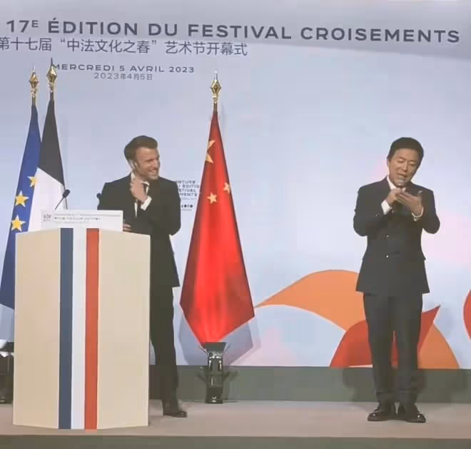 鞏俐夫婦坐法總統專機回國，看黃渤與馬克龍握手互動，笑出雙下巴