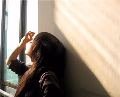 妻子連生兩個女兒,小姑子說她不爭氣,丈夫怒:妹,你大學白念了