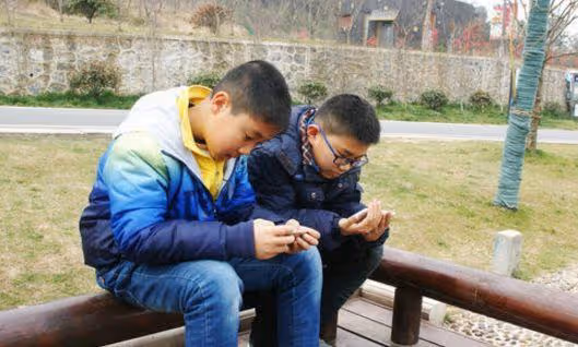 孩子生病我找弟弟借錢，弟弟冷言冷語扔給我一包廉價煙，弟媳笑了