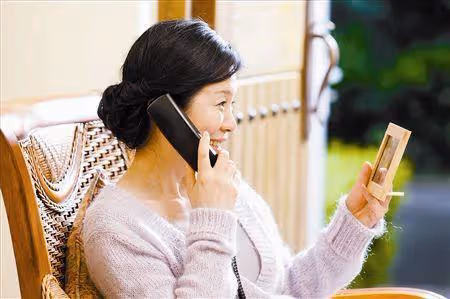 老婆生孩子，我媽去丈母娘家伺候老婆，回家後包里多了五萬塊錢