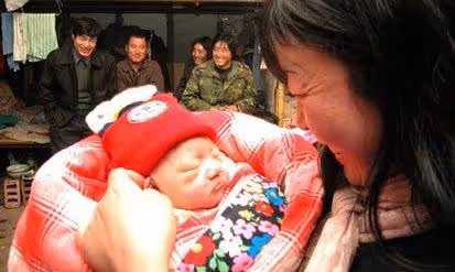 女兒結婚生母來要彩禮，女兒只認養父母，結果女婿給岳父岳母蓋樓