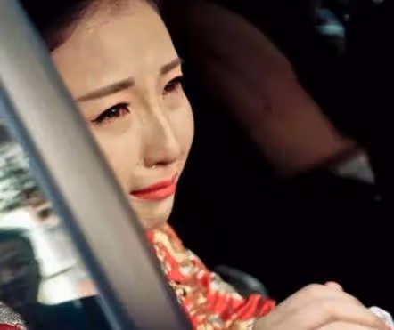 女兒結婚生母來要彩禮，女兒只認養父母，結果女婿給岳父岳母蓋樓