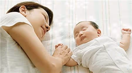 我生了孩子後，婆婆讓老公去客廳睡，她說客廳安靜，這什麼意思？