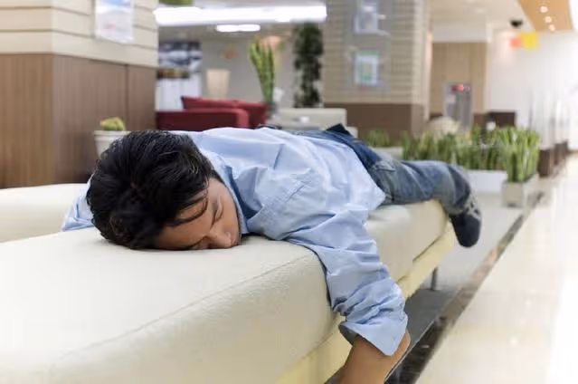 我生了孩子後，婆婆讓老公去客廳睡，她說客廳安靜，這什麼意思？