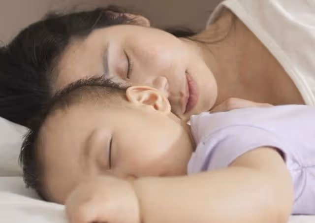 我和小姑子同時生產,婆婆把小姑子接回家,老公:我們不回來了