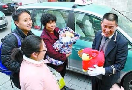 我和小姑子同時生產,婆婆把小姑子接回家,老公:我們不回來了