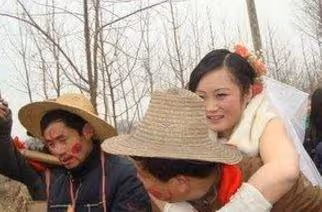 夫妻雙方患病不敢告訴兒子,兒子考上大學,雙膝跪地大喊爹娘