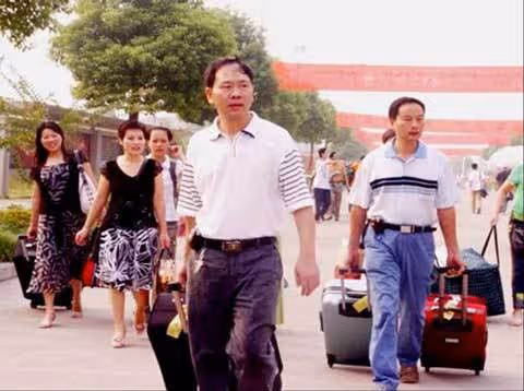 夫妻雙方患病不敢告訴兒子,兒子考上大學,雙膝跪地大喊爹娘