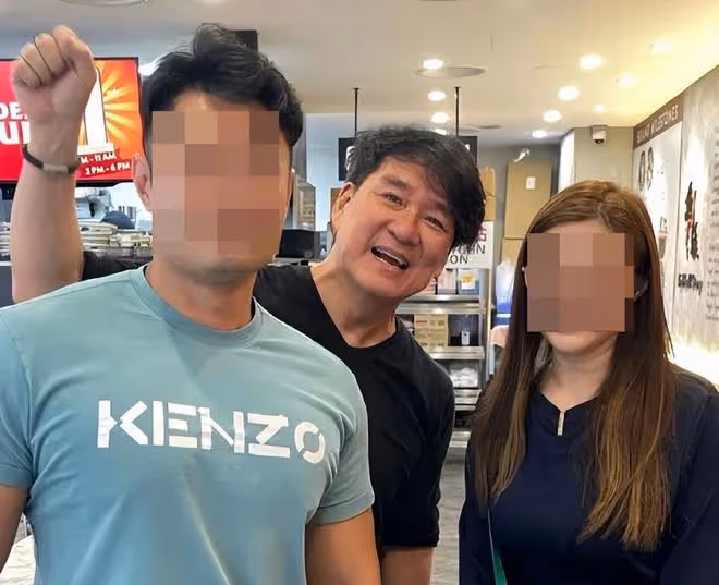 62歲周華健差點沒認出來,在餐廳喝了不少酒,親自給粉絲付飯錢