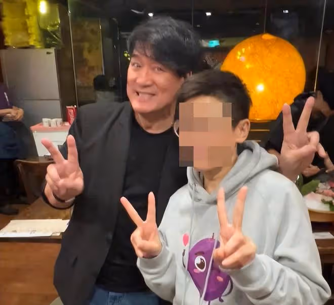 62歲周華健差點沒認出來,在餐廳喝了不少酒,親自給粉絲付飯錢