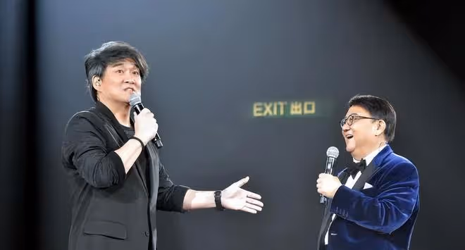 62歲周華健差點沒認出來,在餐廳喝了不少酒,親自給粉絲付飯錢