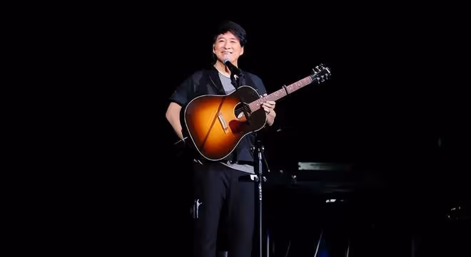 62歲周華健差點沒認出來,在餐廳喝了不少酒,親自給粉絲付飯錢