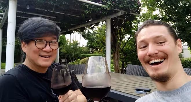 62歲周華健差點沒認出來,在餐廳喝了不少酒,親自給粉絲付飯錢