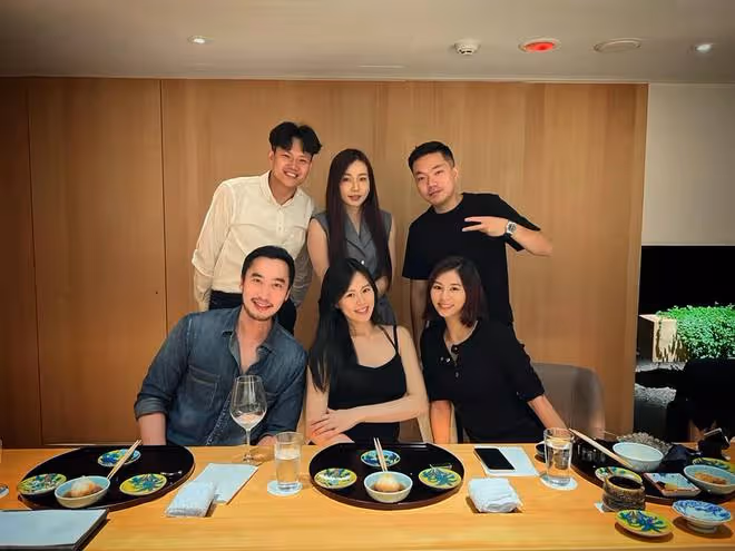 賴弘國帶妻子Alice國外旅遊,空姐妻子比以前更漂亮