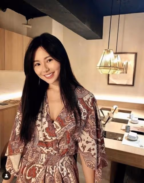 賴弘國帶妻子Alice國外旅遊,空姐妻子比以前更漂亮