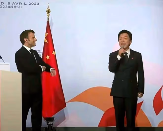 鞏俐夫婦陪法國總統參加藝術節,馬克龍雙手握住黃渤的手笑得開心