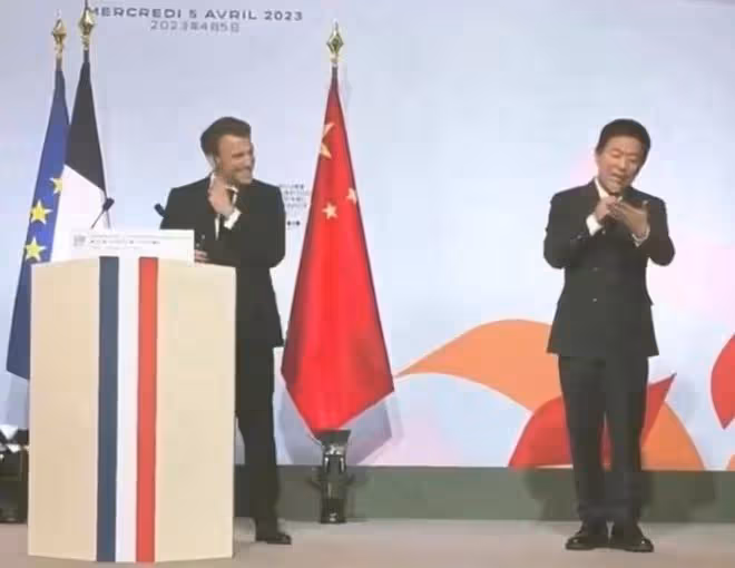 鞏俐夫婦陪法國總統參加藝術節,馬克龍雙手握住黃渤的手笑得開心