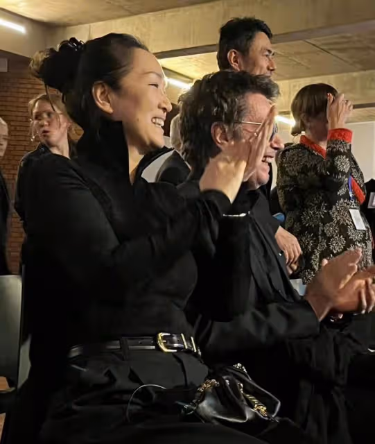 鞏俐夫婦陪法國總統參加藝術節,馬克龍雙手握住黃渤的手笑得開心