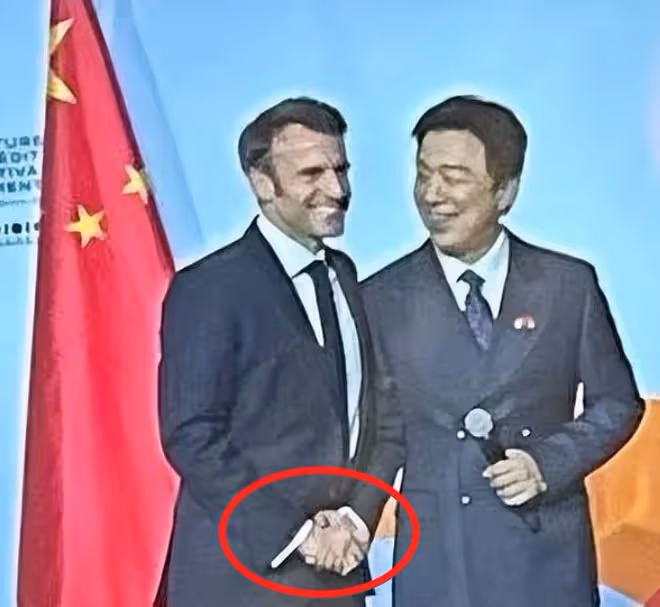 鞏俐夫婦陪法國總統參加藝術節,馬克龍雙手握住黃渤的手笑得開心