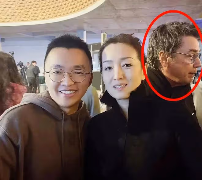 鞏俐夫婦陪法國總統參加藝術節,馬克龍雙手握住黃渤的手笑得開心