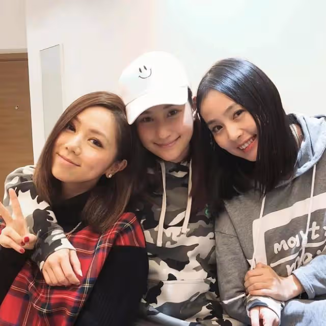 何超蓮竇驍於月中大婚,為客人包機飛巴厘島,鄧紫棋twins當伴娘