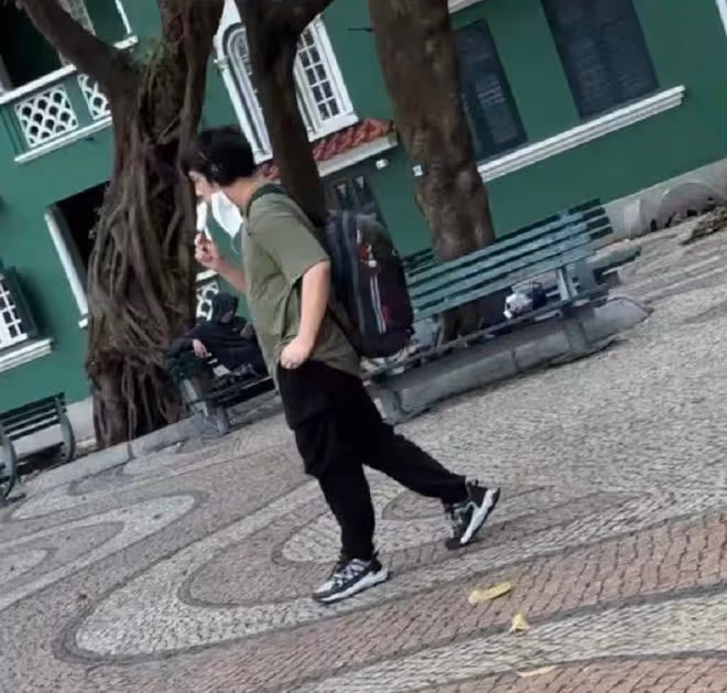 吳鎮宇陪家人出遊被偶遇！不理粉絲呼喚拒合影，14歲兒子又高又壯