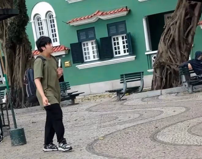 吳鎮宇陪家人出遊被偶遇！不理粉絲呼喚拒合影，14歲兒子又高又壯