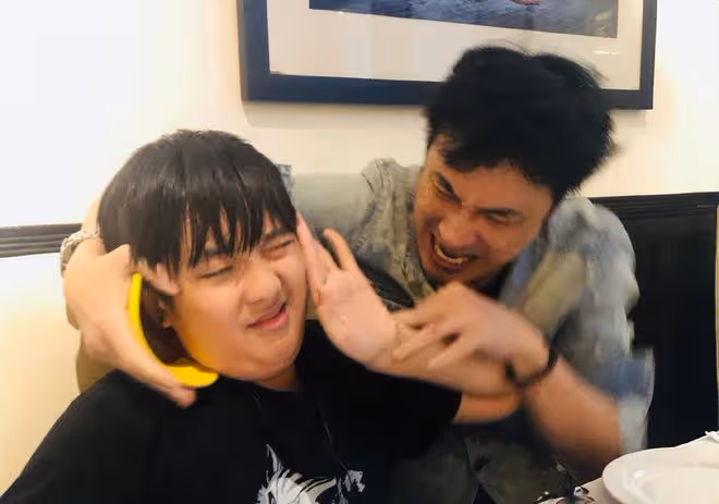 吳鎮宇陪家人出遊被偶遇!不理粉絲呼喚拒合影,14歲兒子又高又壯