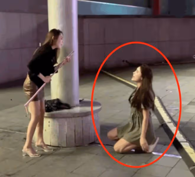 長沙兩名美女不堪入目的一幕,這亂象之下,暴露了當下病態的現象