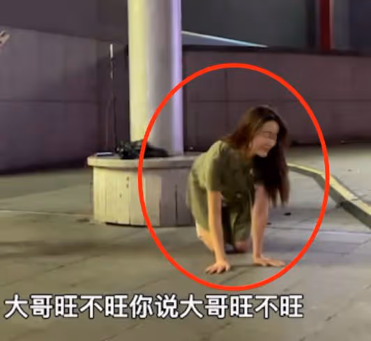 長沙兩名美女不堪入目的一幕,這亂象之下,暴露了當下病態的現象