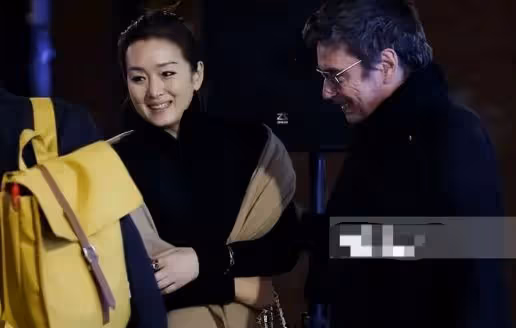 鞏俐夫婦陪馬克龍來中國排場太牛！坐總統專機回娘家，穿風衣美翻