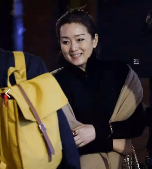 鞏俐夫婦陪馬克龍來中國排場太牛！坐總統專機回娘家，穿風衣美翻