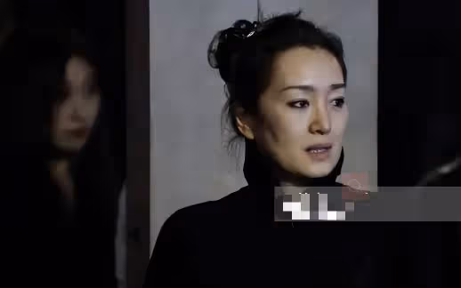 鞏俐夫婦陪馬克龍來中國排場太牛！坐總統專機回娘家，穿風衣美翻
