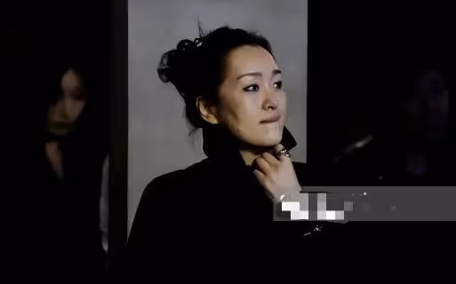 鞏俐夫婦陪馬克龍來中國排場太牛!坐總統專機回娘家,穿風衣美翻