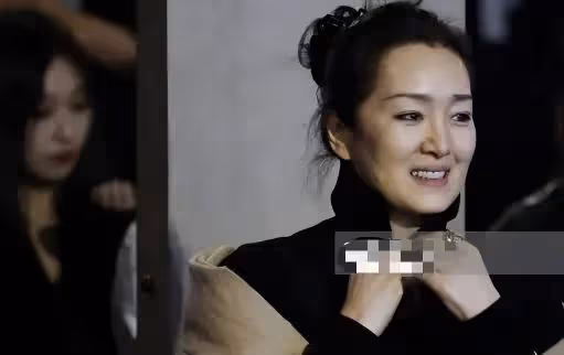 鞏俐夫婦陪馬克龍來中國排場太牛!坐總統專機回娘家,穿風衣美翻