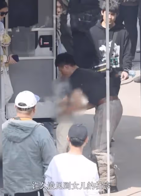 杜淳拍戲獲妻子女兒探班,牽手女兒很寵溺,素人老婆潮范兒十足
