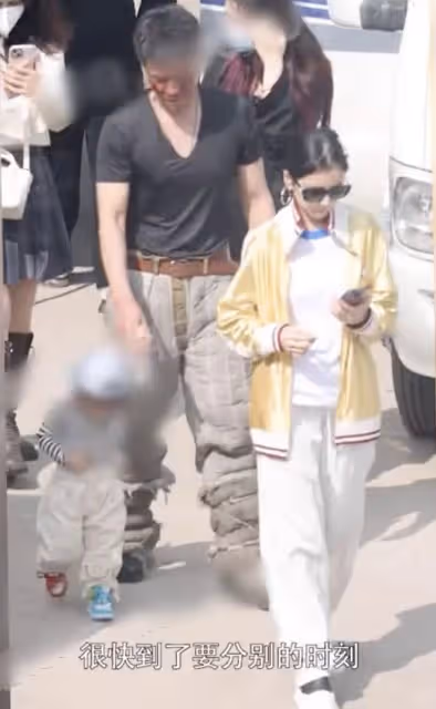 杜淳拍戲獲妻子女兒探班,牽手女兒很寵溺,素人老婆潮范兒十足