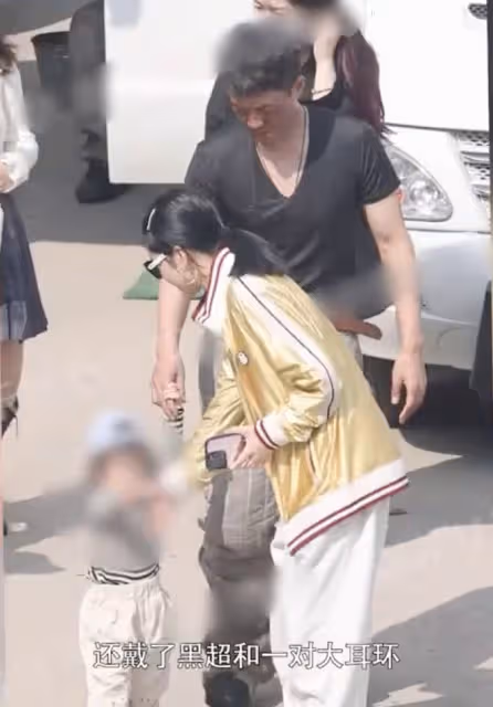 杜淳拍戲獲妻子女兒探班,牽手女兒很寵溺,素人老婆潮范兒十足