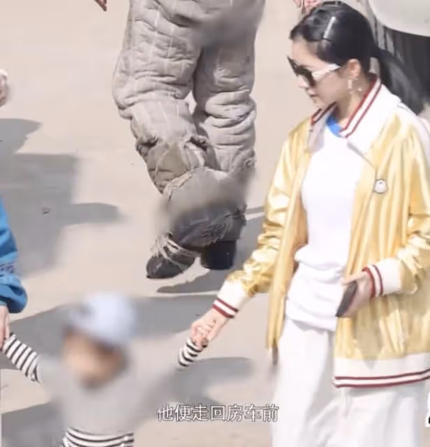 杜淳拍戲獲妻子女兒探班,牽手女兒很寵溺,素人老婆潮范兒十足